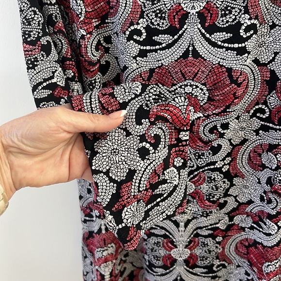 Beautiful Red-Black-White Pullover Long Sleeve Top Non-wrinkle Fabric Size Large - Picture 4 of 8